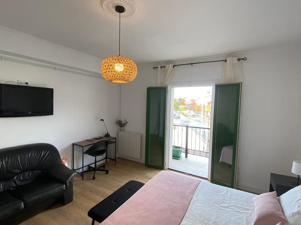 Bed, TV and multimedia, Seating area, Bedroom