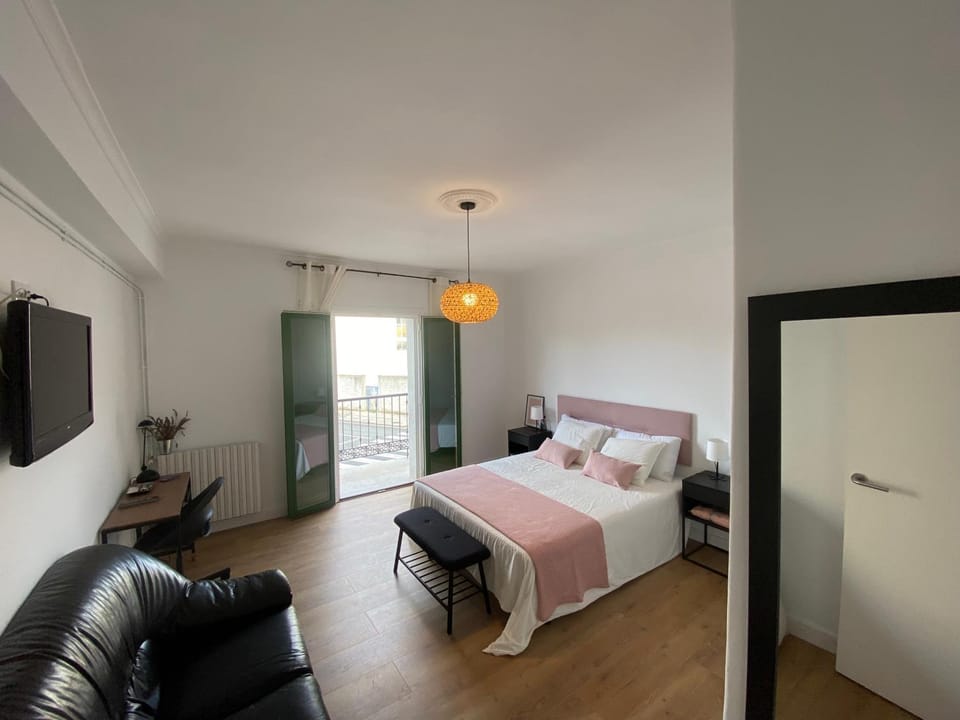 Bed, TV and multimedia, Photo of the whole room, Bedroom