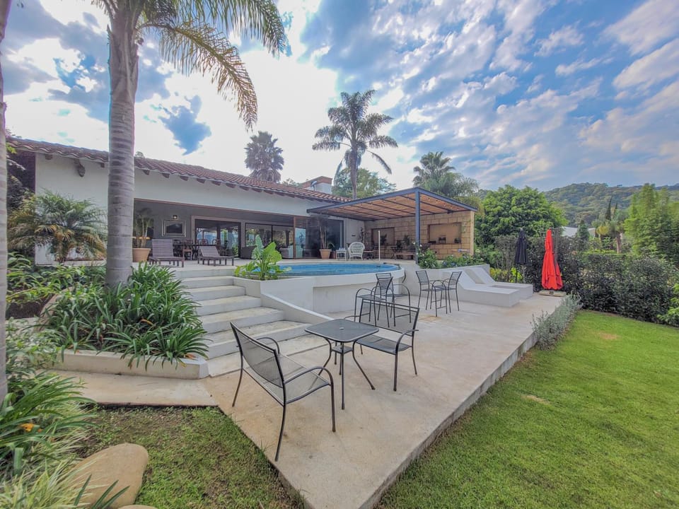 Patio, Swimming pool, sunbed