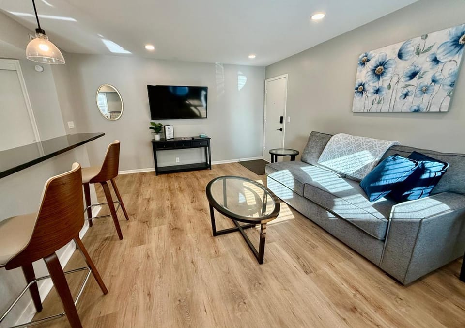 Joslyn 1- Newly Refinished 1 Bdrm Apartment in Omaha