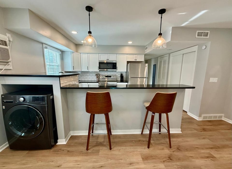 Joslyn 1- Newly Refinished 1 Bdrm Apartment in Omaha