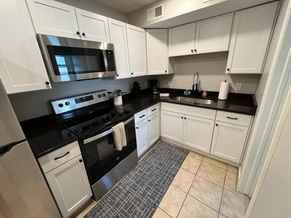 Joslyn Studio Perfect for 1-2 Apartment in Omaha