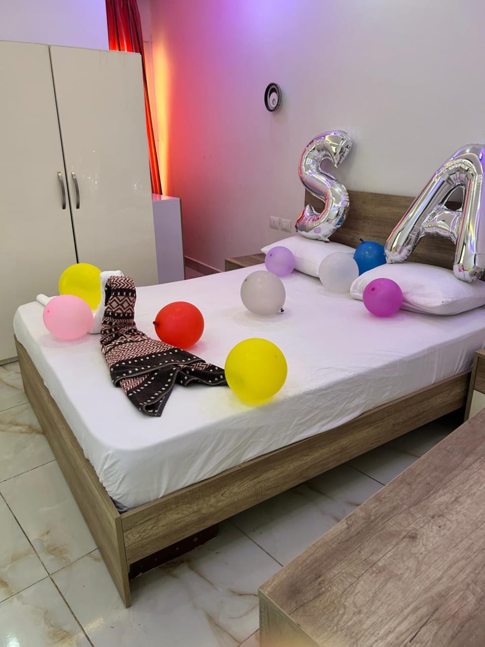 Bed, Photo of the whole room, Bedroom, towels