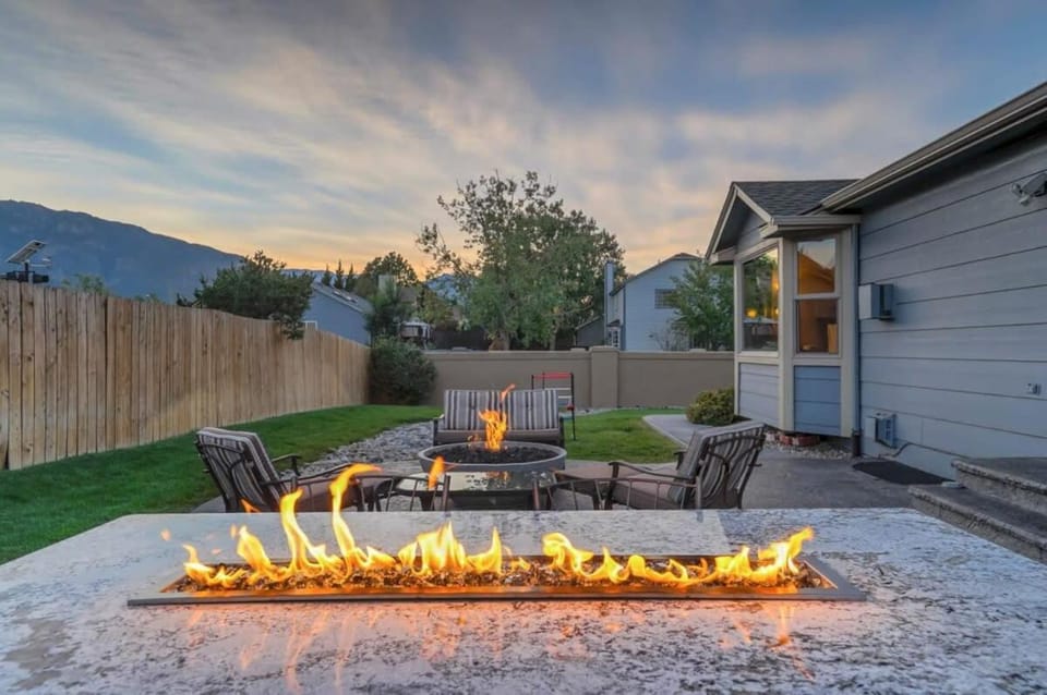 Mountainside View Firepit & Hot Tub House in Colorado Springs
