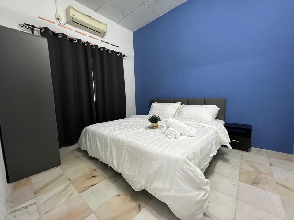 Near 7ELEVE KFC 10pax 3BR Hutan Melintang by willz Apartment in Perak