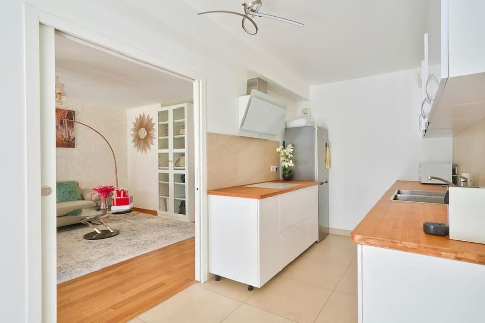 Kitchen or kitchenette, Dining area, minibar, stove