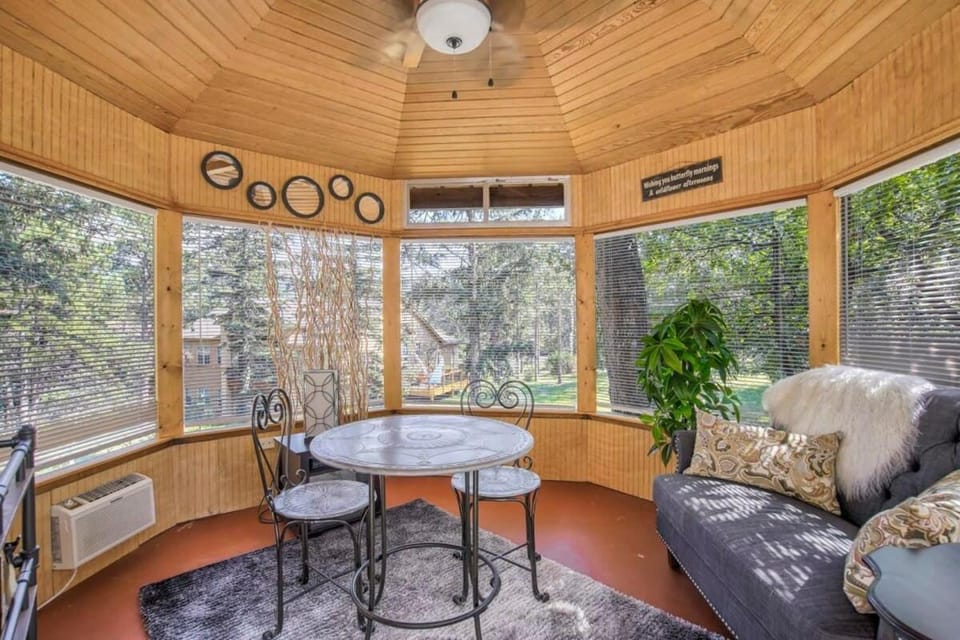 Wine Gazebo Pikes Peak Mountain Log Cabin Cabin in Cascade-Chipita Park
