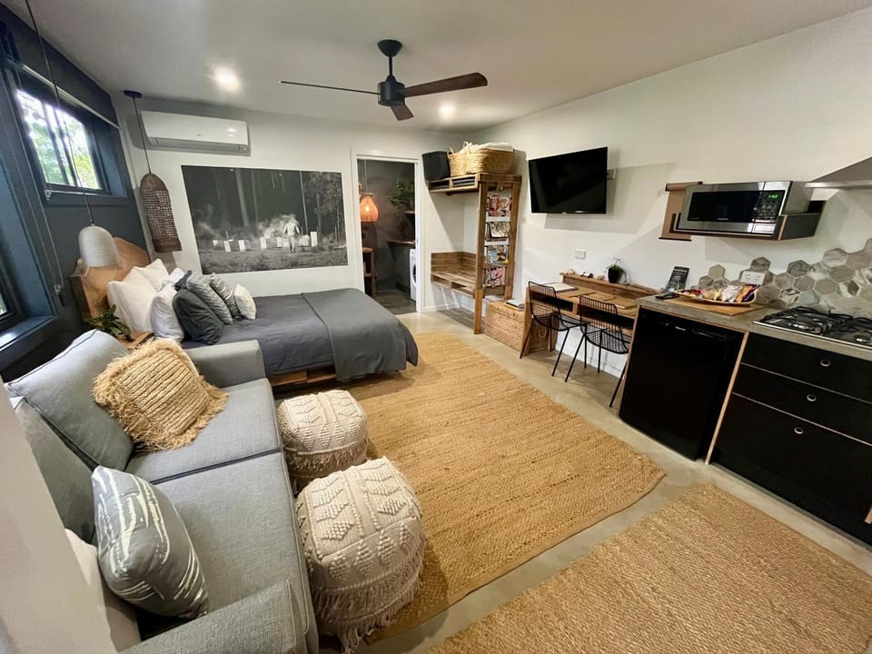 TV and multimedia, Kitchen or kitchenette, Living room, Photo of the whole room, Dining area, fireplace, minibar