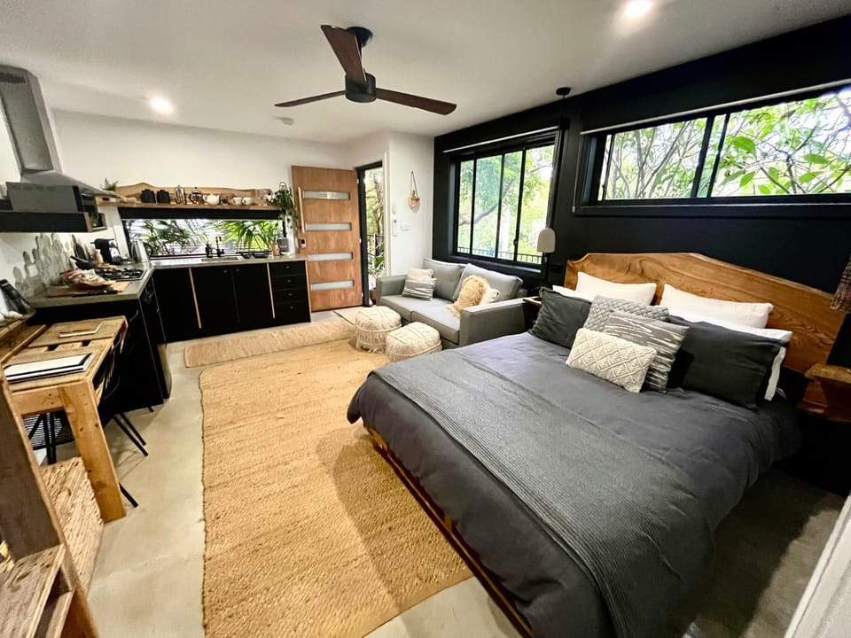 Bed, Kitchen or kitchenette, Living room, Photo of the whole room, Seating area, Dining area, Bedroom