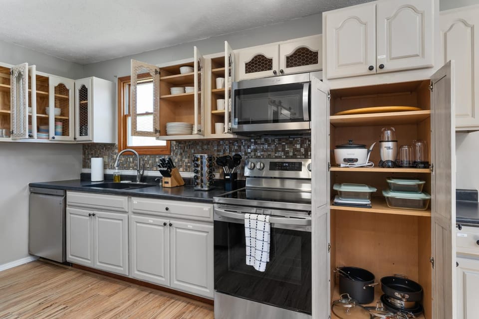 Spacious Cabin Near Hocking Hills and Caves with Hot Tub and Firepit Cabin in Perry Township