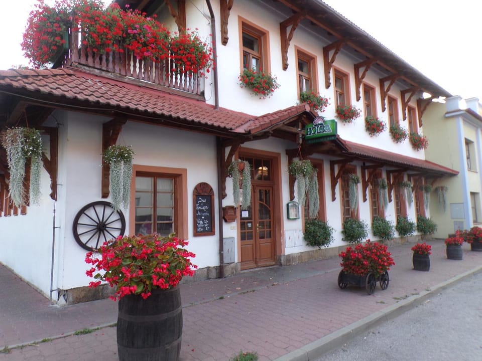 Property building, Restaurant/places to eat, Breakfast