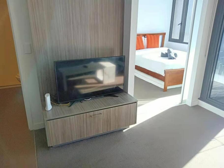 L39 1Min to SouthernCross,free Gym, Pool, sunna,Tram ,Sauna Apartment in Melbourne