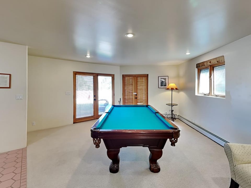Billiard, Game Room