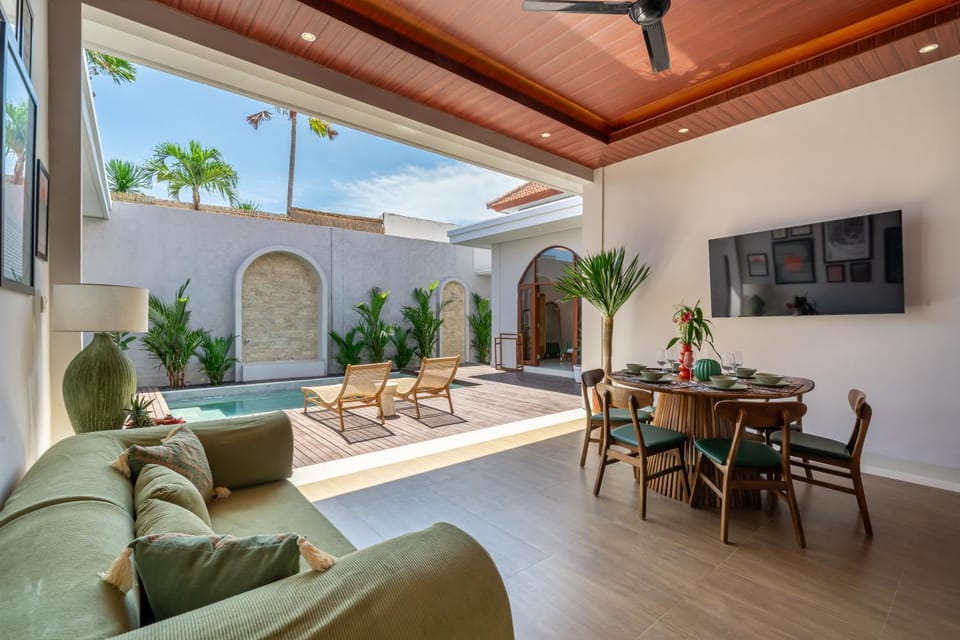 Patio, Swimming pool, sunbed