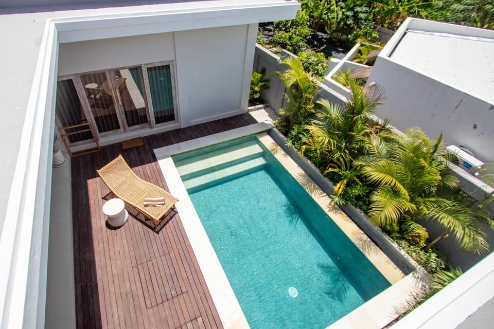 Property building, Patio, Balcony/Terrace, Swimming pool, Swimming pool, sunbed