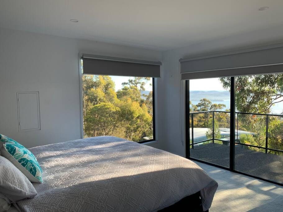 Modern executive house, stunning views over Hobart House in Tasmania