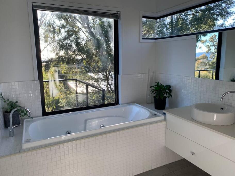 Modern executive house, stunning views over Hobart House in Tasmania