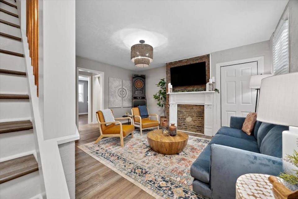 Cozy Southside Pitt home w/ Pool Table +Yard Apartment in Pittsburgh
