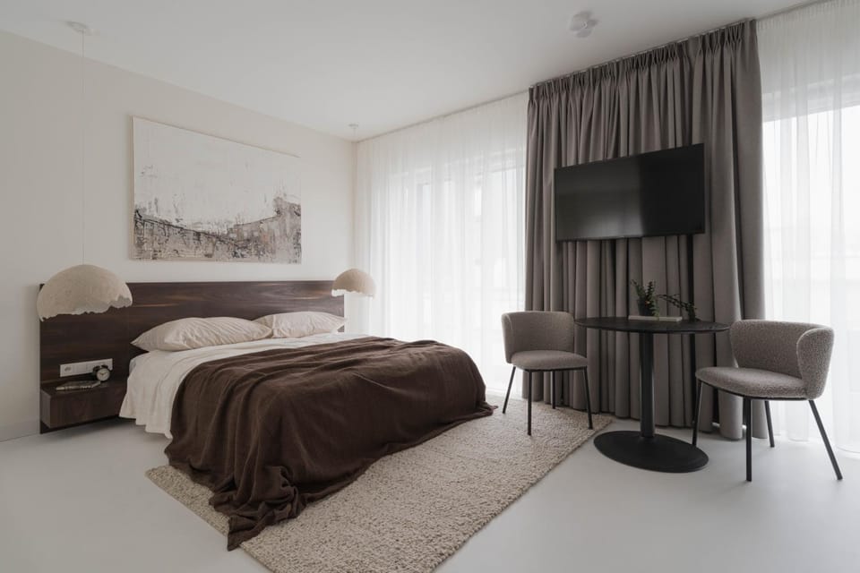 Bed, TV and multimedia, Living room