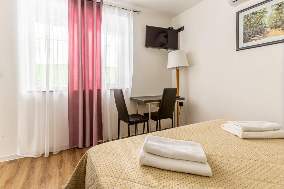 Bed, TV and multimedia, Bedroom, towels, air conditioner
