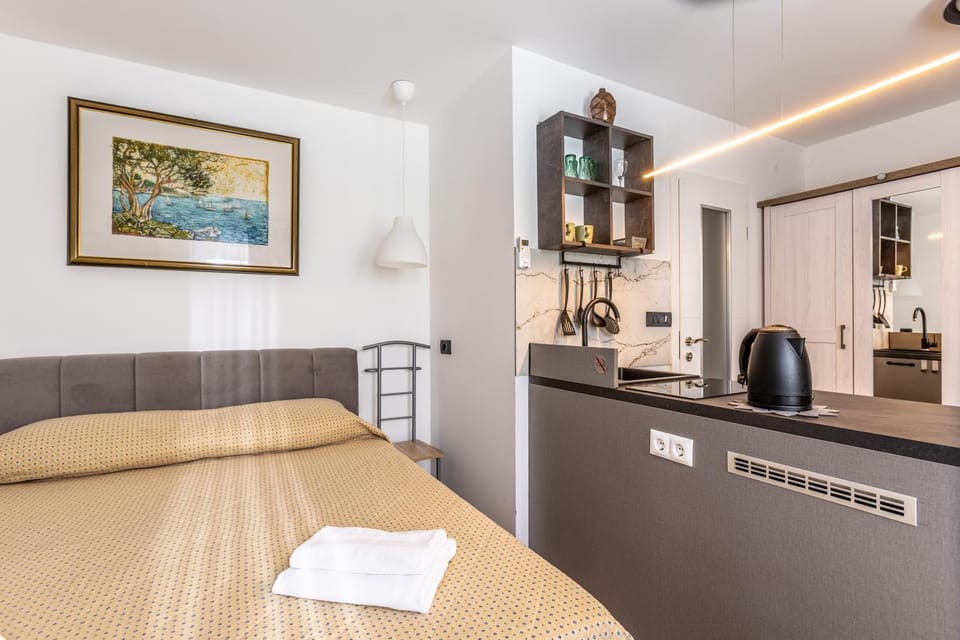 Bed, Kitchen or kitchenette, Photo of the whole room, Bedroom