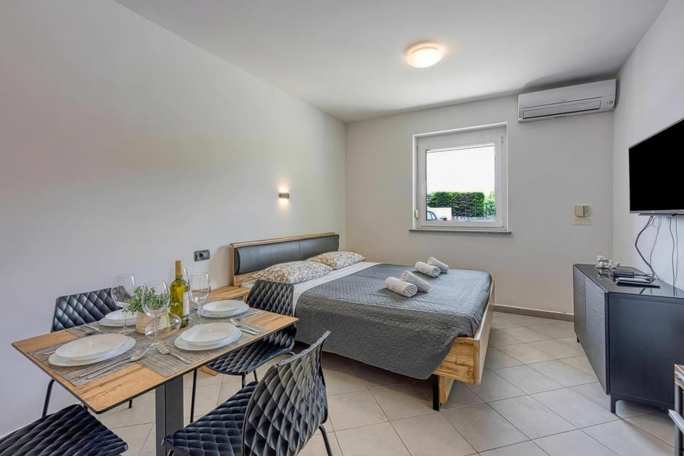 Dining area, kitchen