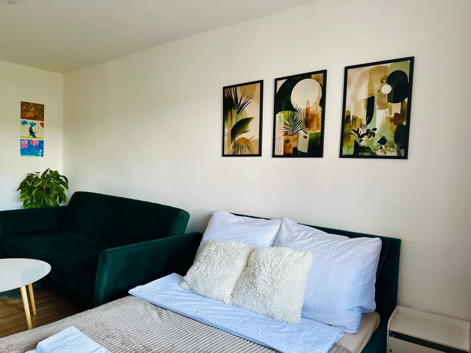 Bed, Living room, Photo of the whole room, Decorative detail, Bedroom