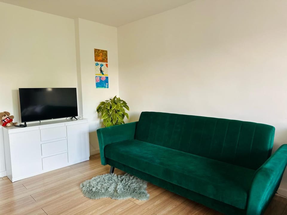 TV and multimedia, Living room, Seating area, Evening entertainment