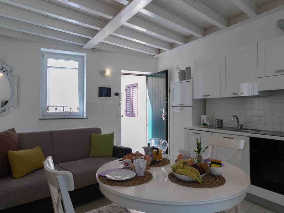TV and multimedia, Kitchen or kitchenette, Living room