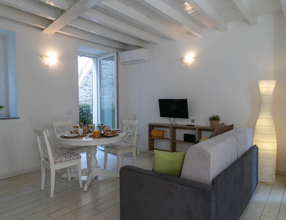 TV and multimedia, Kitchen or kitchenette, Living room