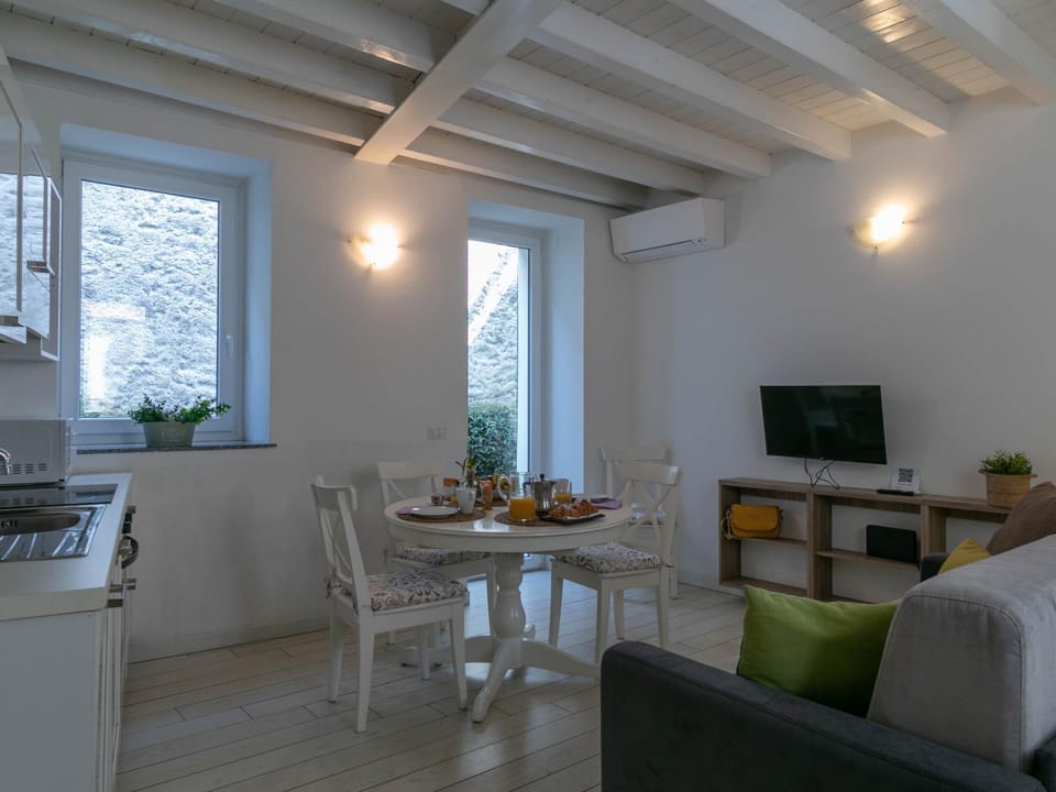 TV and multimedia, Kitchen or kitchenette, Living room