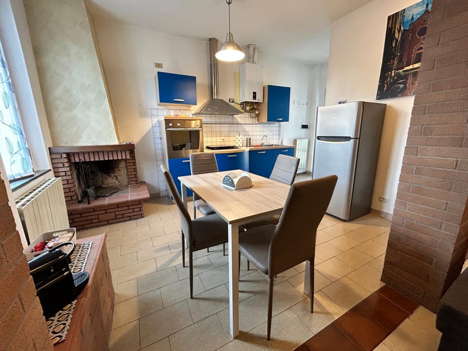 Kitchen or kitchenette, Dining area, oven, stove