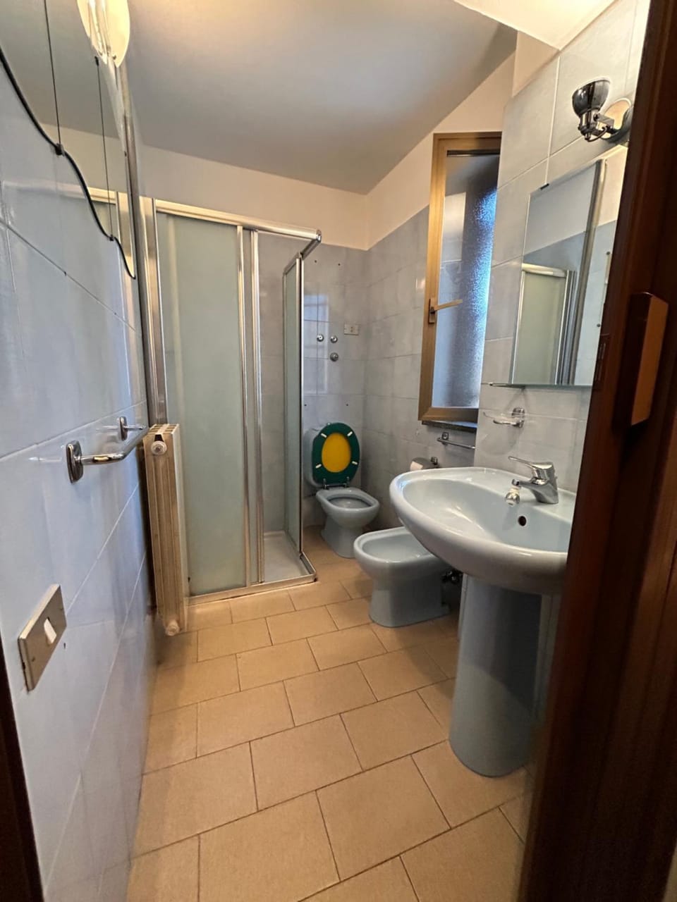 Shower, Toilet, Bathroom, towels