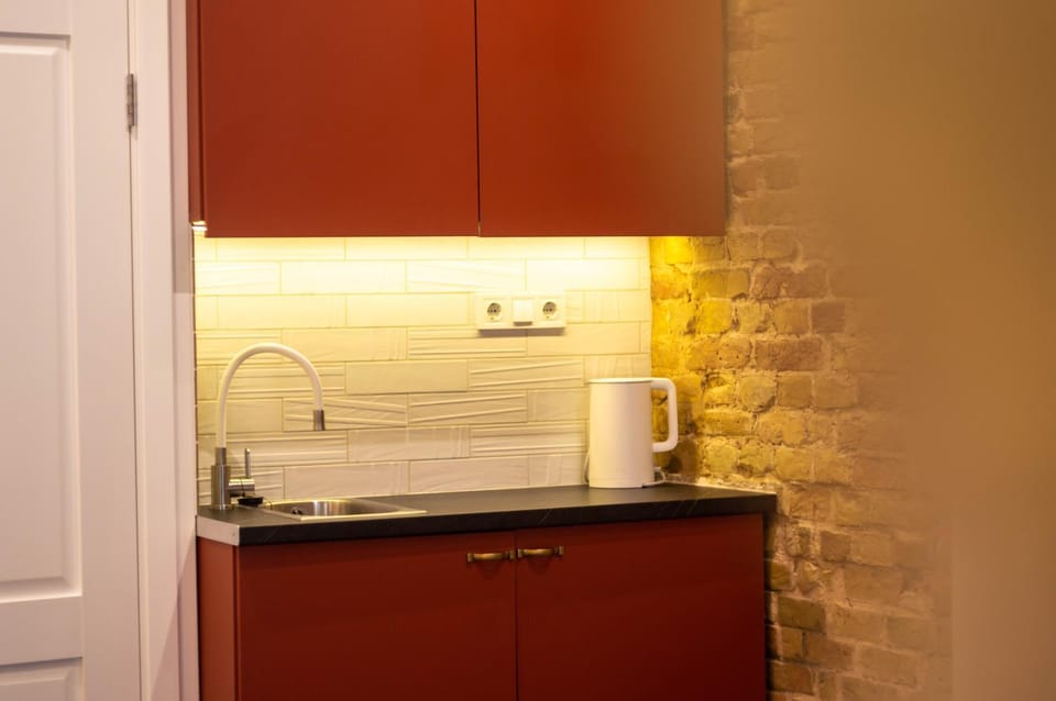 Coffee/tea facilities, Kitchen or kitchenette, Quiet street view