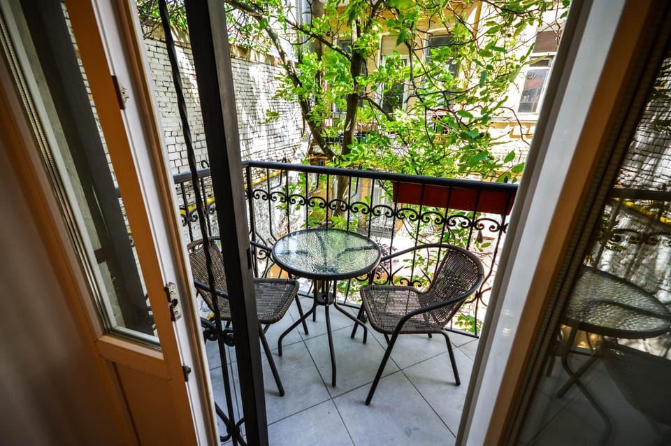Balcony/Terrace, Dining area, Quiet street view, Inner courtyard view