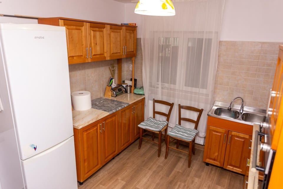 Coffee/tea facilities, Kitchen or kitchenette, Dining area, oven, stove, toaster