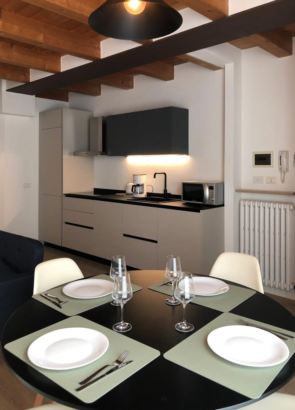 Kitchen or kitchenette, Dining area, minibar, stove