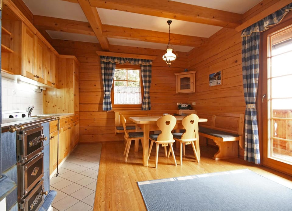 Seating area, Dining area, kitchen