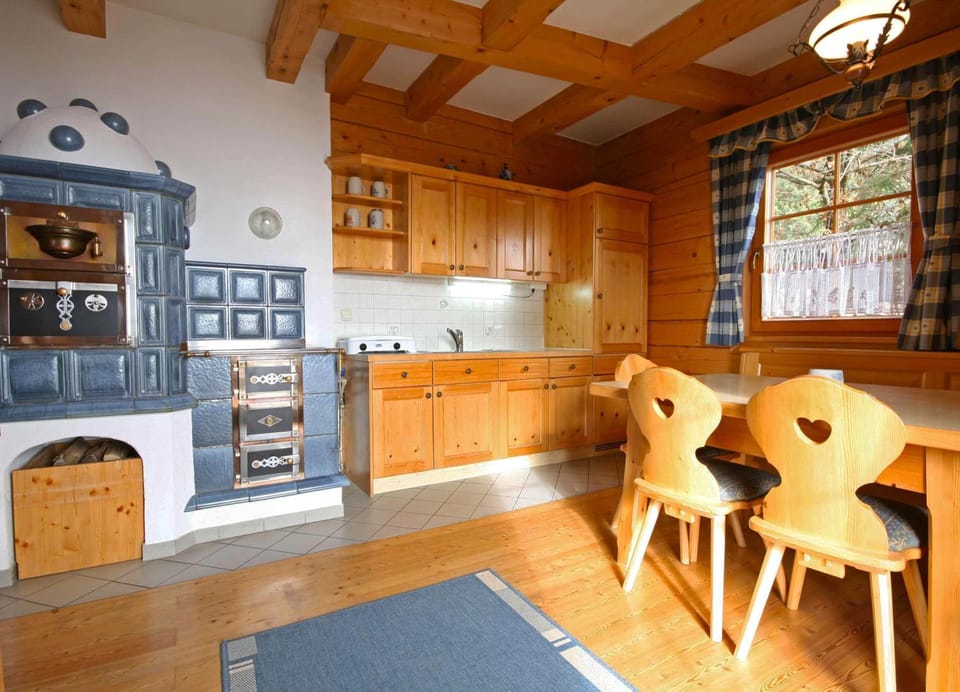 Seating area, Dining area, kitchen