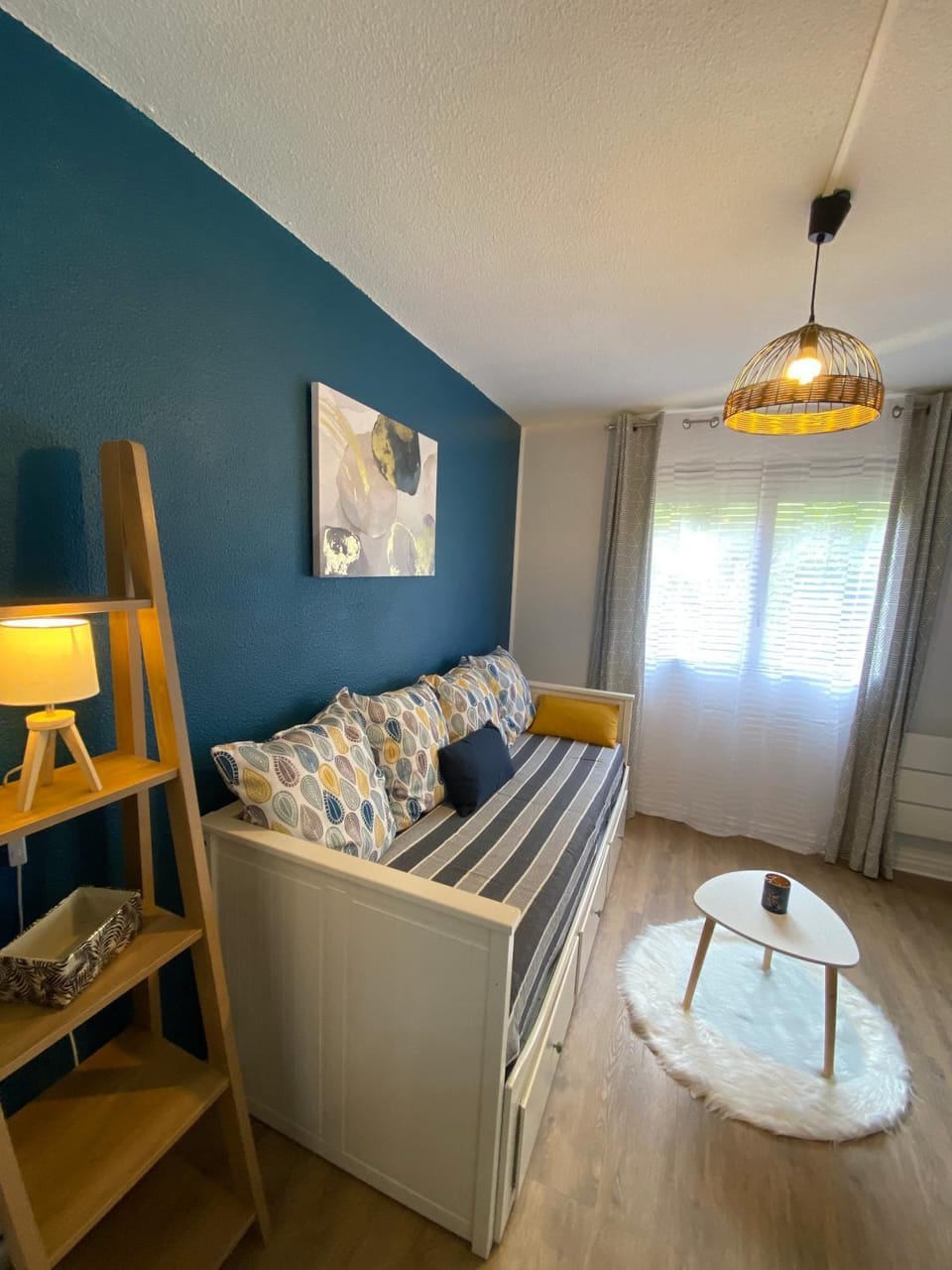 Bed, TV and multimedia, Living room, Seating area