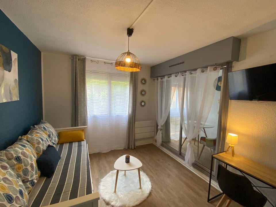 Bed, TV and multimedia, Living room, Photo of the whole room, Seating area, Bedroom