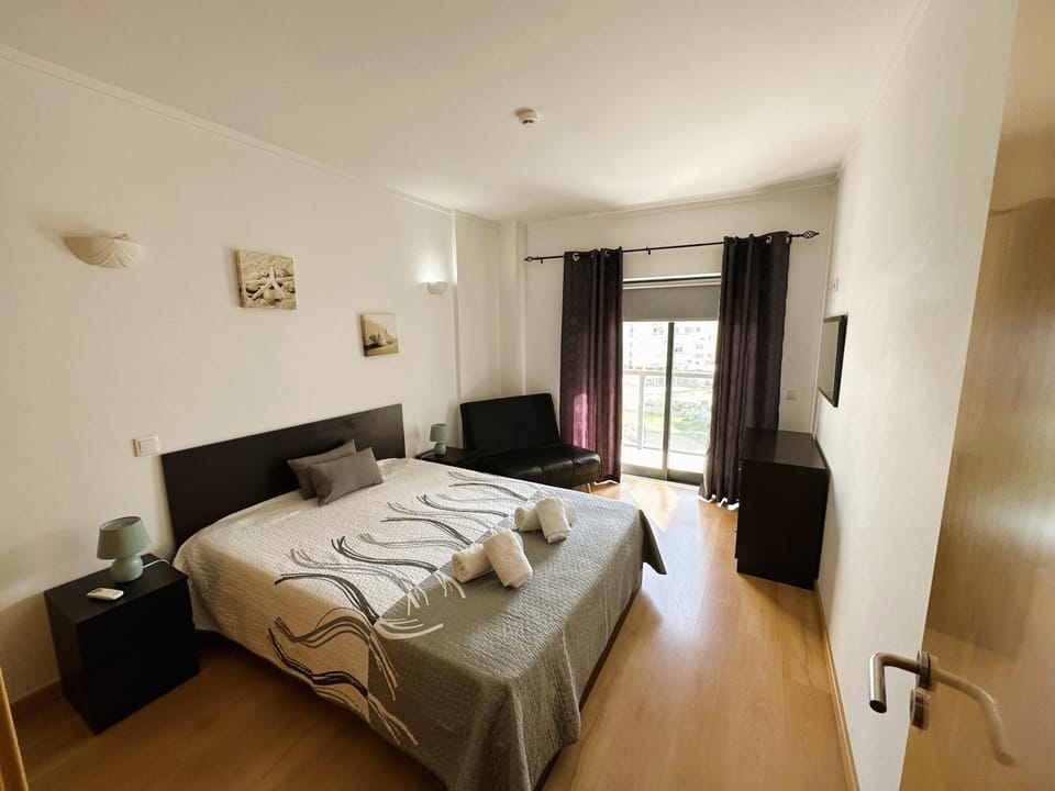 Photo of the whole room, Bedroom, towels