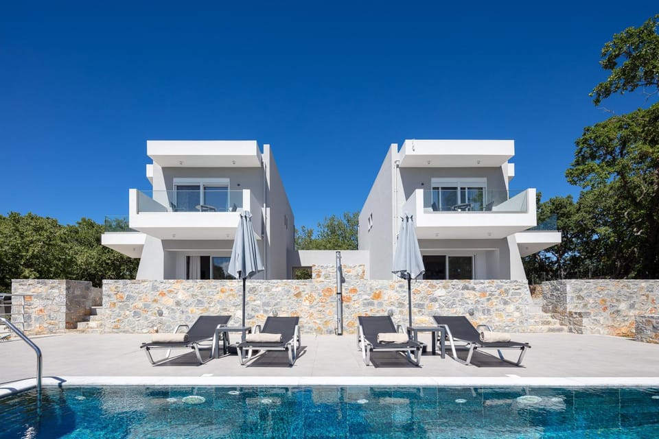 Property building, Swimming pool, sunbed