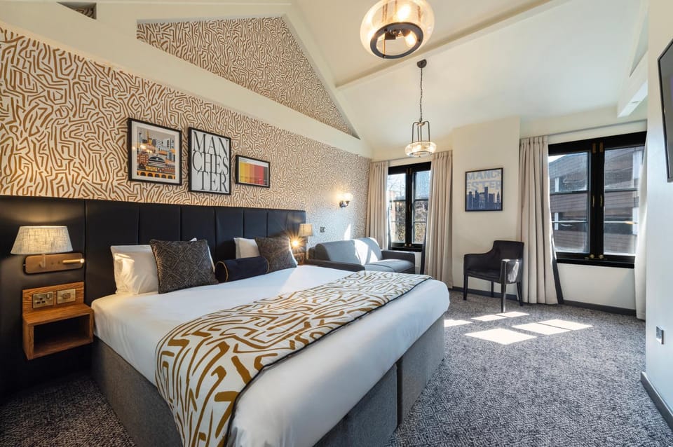 Bed, Photo of the whole room, Seating area, Bedroom