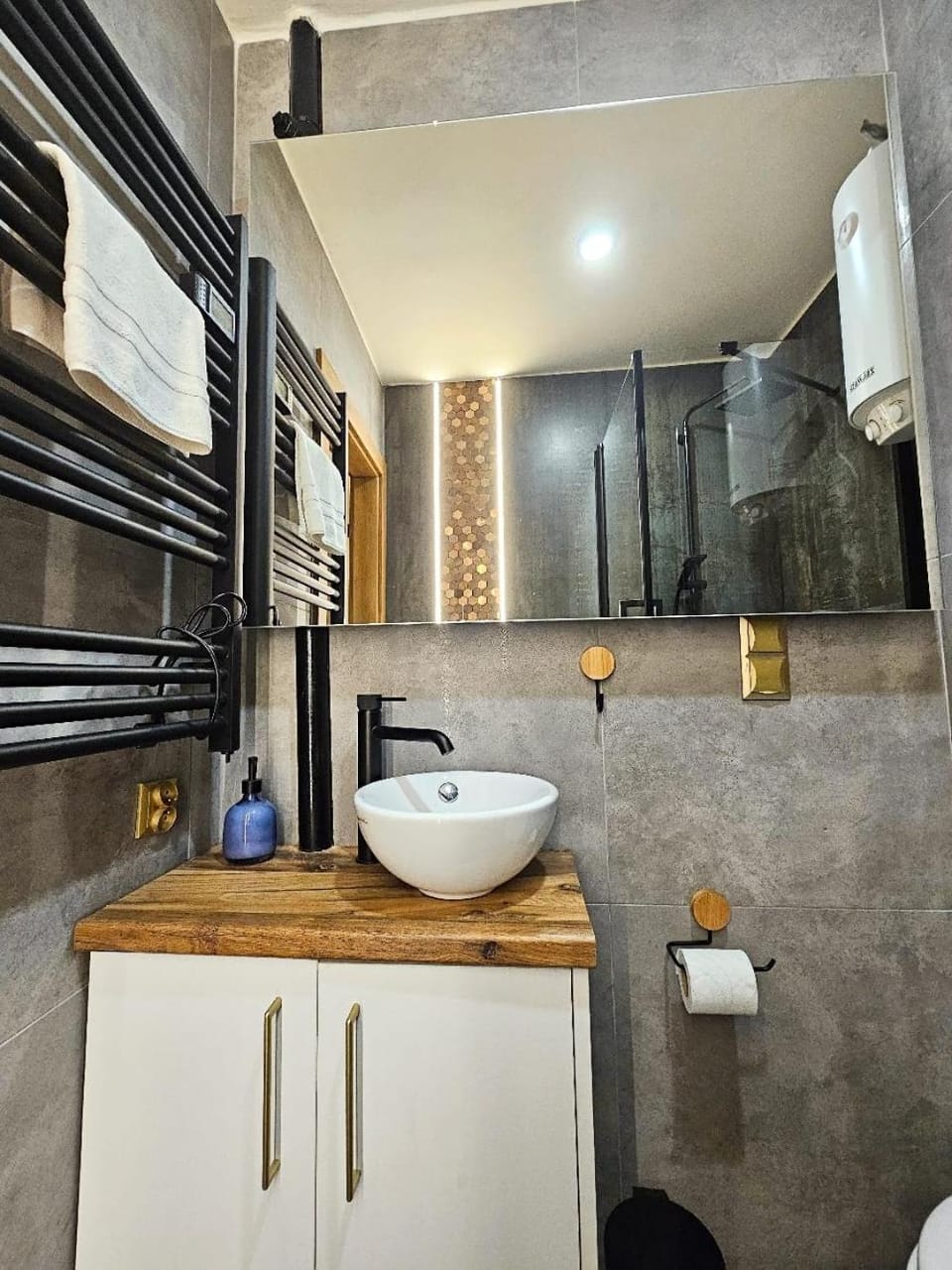 Shower, Bathroom, Kitchen or kitchenette, towels