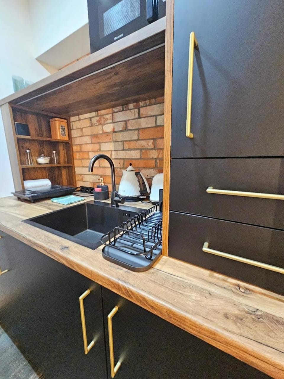Kitchen or kitchenette, minibar, stove