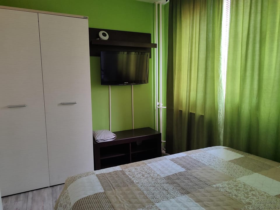 Bed, TV and multimedia, Bedroom, wardrobe