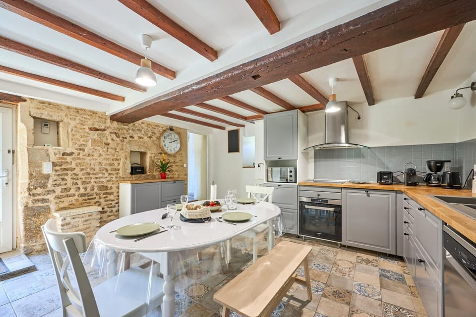 Kitchen or kitchenette, Dining area