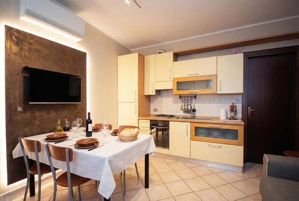 TV and multimedia, Kitchen or kitchenette, Living room, Seating area, Dining area, oven, pet friendly, stove