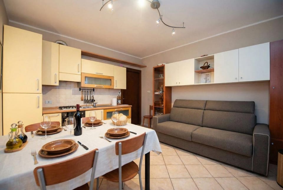 Kitchen or kitchenette, Living room, Food and drinks, Seating area, Dining area